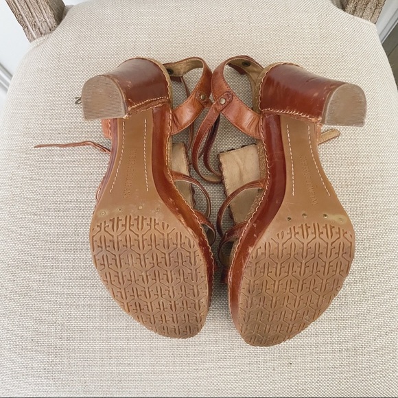 Frye Grace T Strap Leather Heeled Sandals - Picture 12 of 13